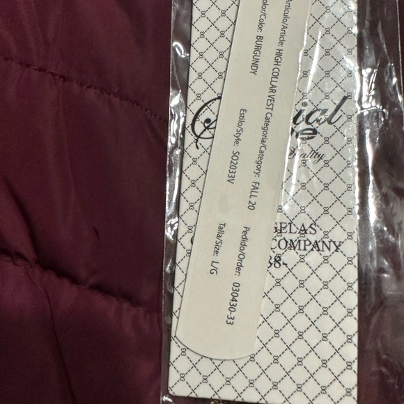 NWT ready for the cold weather in this burgundy puffer vest with fur lining - Picture 4 of 4